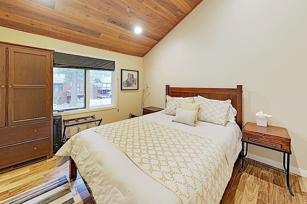 Remodeled Retreat w/ Spa & Pool, Near Eagle Lodge condo