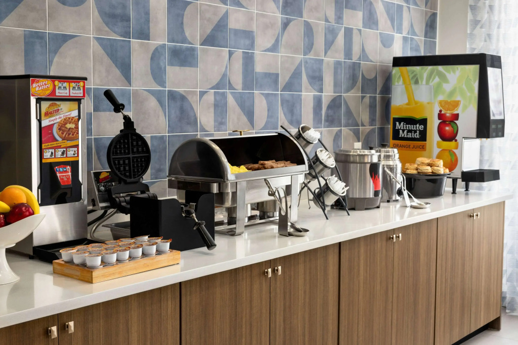 La Quinta Inn & Suites by Wyndham Springfield Airport Rte 66
