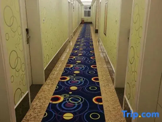 Pinkehuai Fashion Hotel (Qujing Mo San Factory)