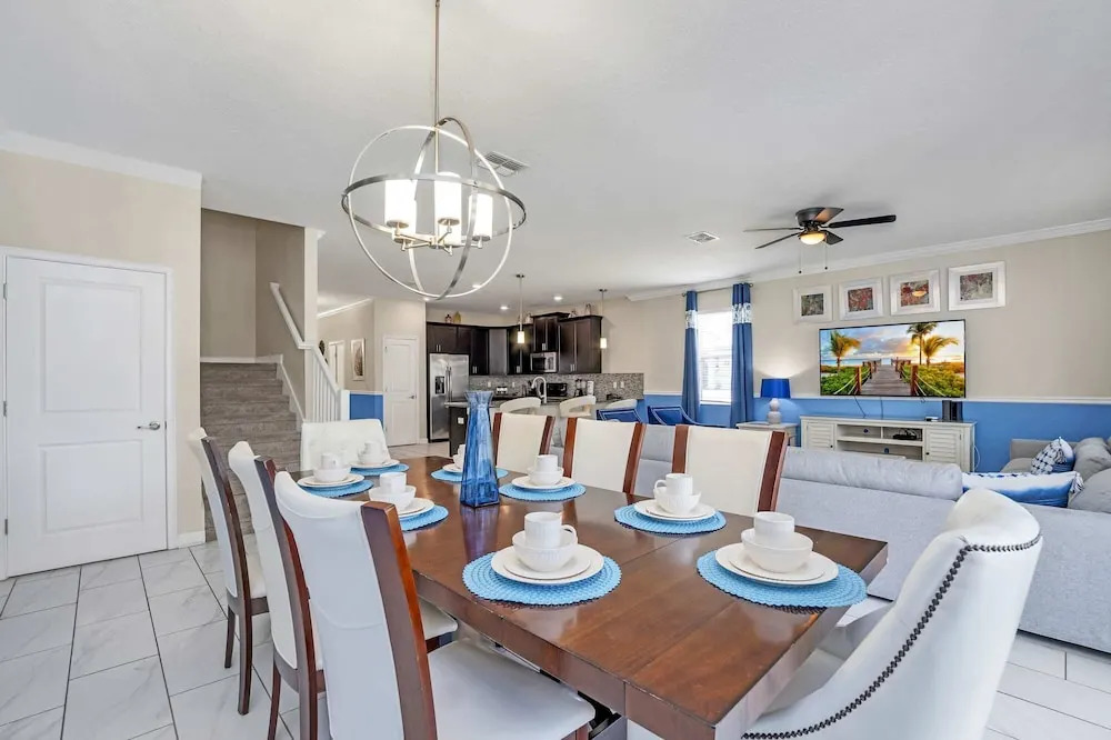 Luxurious, Grand Home, Themed Bedrooms and Large Pool Area #8cg099