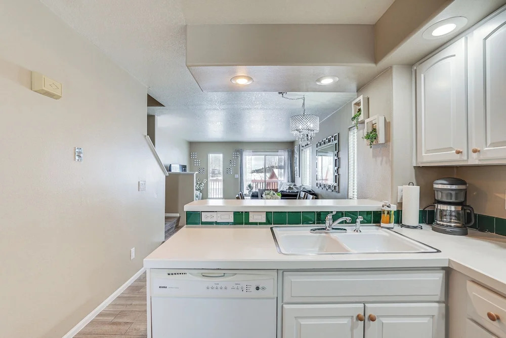 5 Mi to Ski Resort: Mtn-view Townhome in Dillon