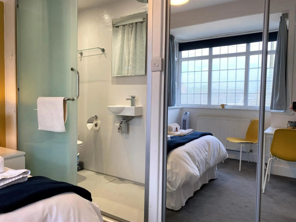 Cliftonville, Coast & Forest Homestay, en-suite room TV fridge microwave