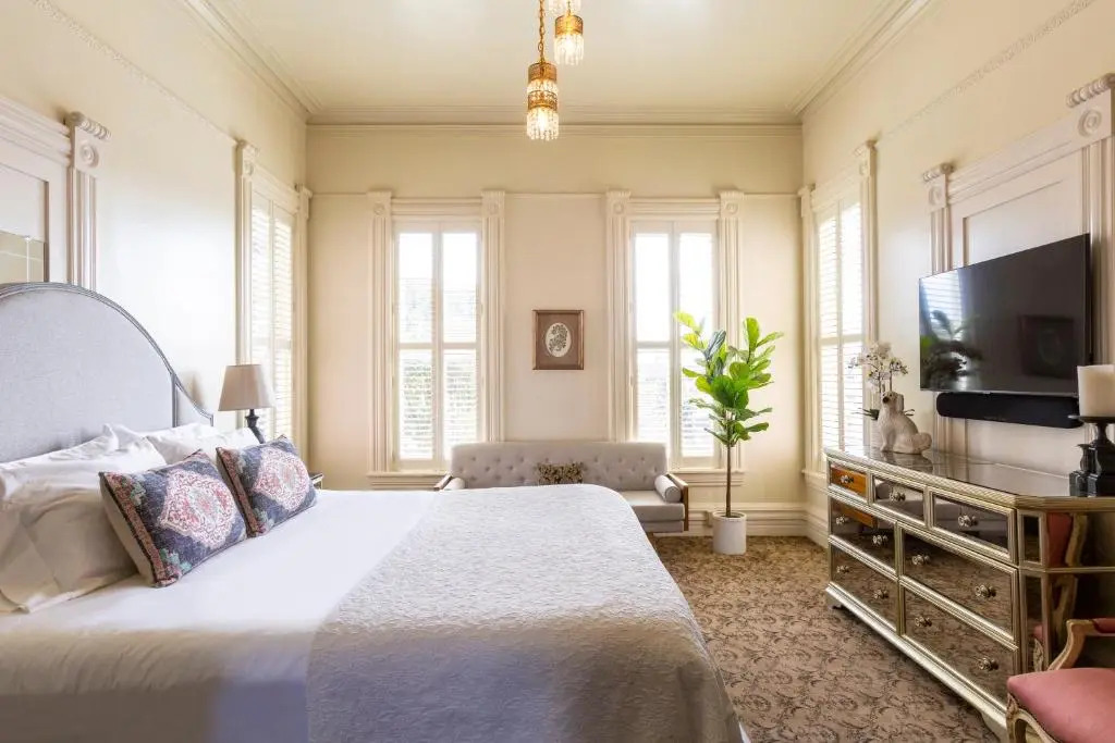 Pinc Lady Mansion