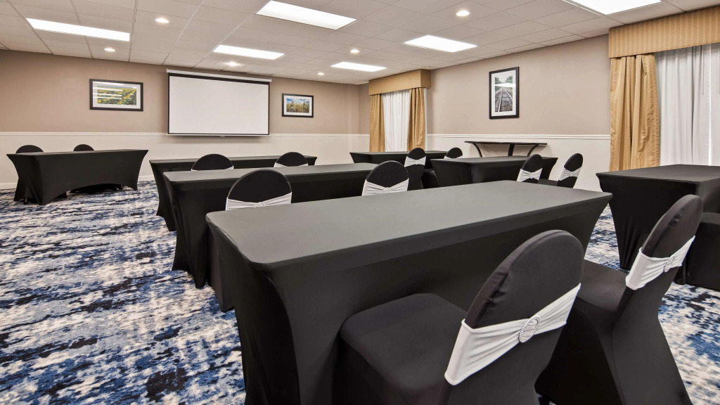 Best Western Plus Kansas City Airport - KCI East