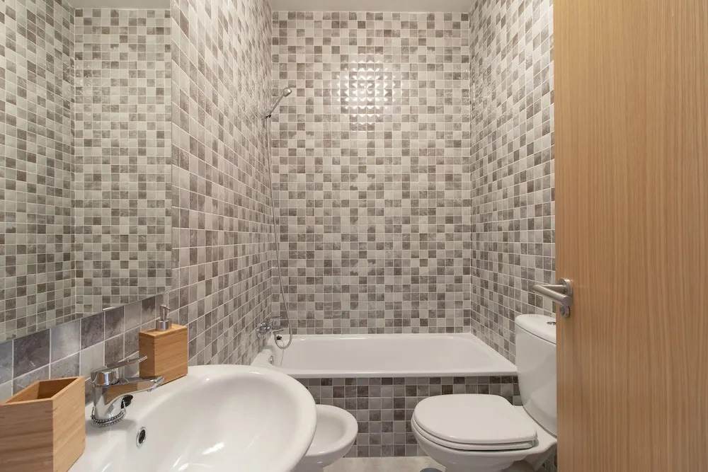 Deluxe Apartment Downtown with Pool and Parking