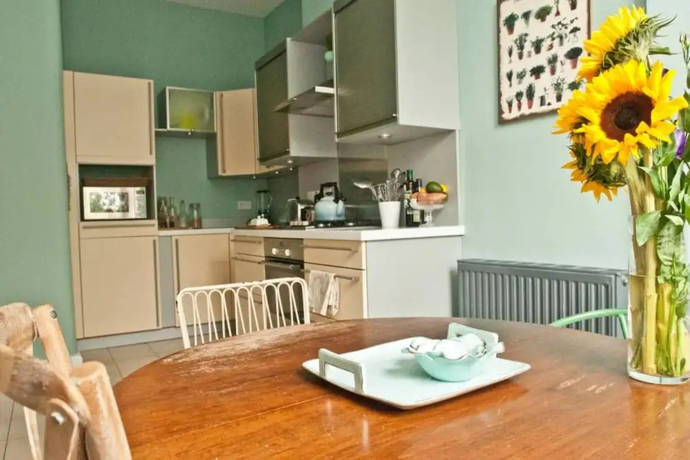 3 Bedroom Home In Bonnie Bruntsfield