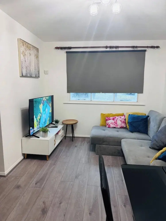 Stylish 1 Bed Flat Lakeside Shopping Mall