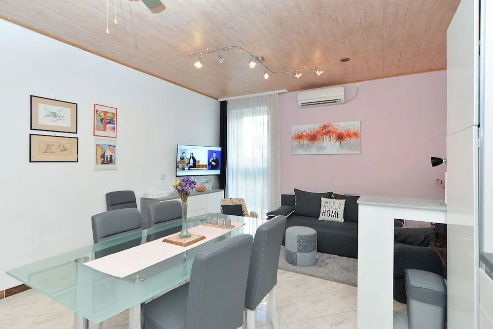 Apartment 1128