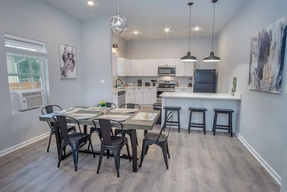Cozy and Lovely 2BR 2BA Apt#a Near Lively Downtown