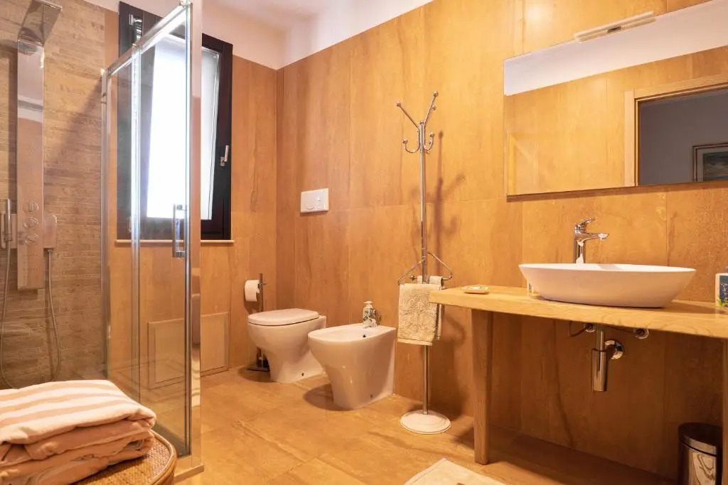 Intera villa ad uso esclusivo con 2 bagni 4 camere da letto,garage,giardino,area fitness,lavatrice,wifi