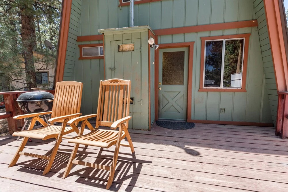 Moose Manor - Getaway To The Mountains, Comfortable Gambrel Style Cabin! Fenced Yard! 3 Bedroom Home