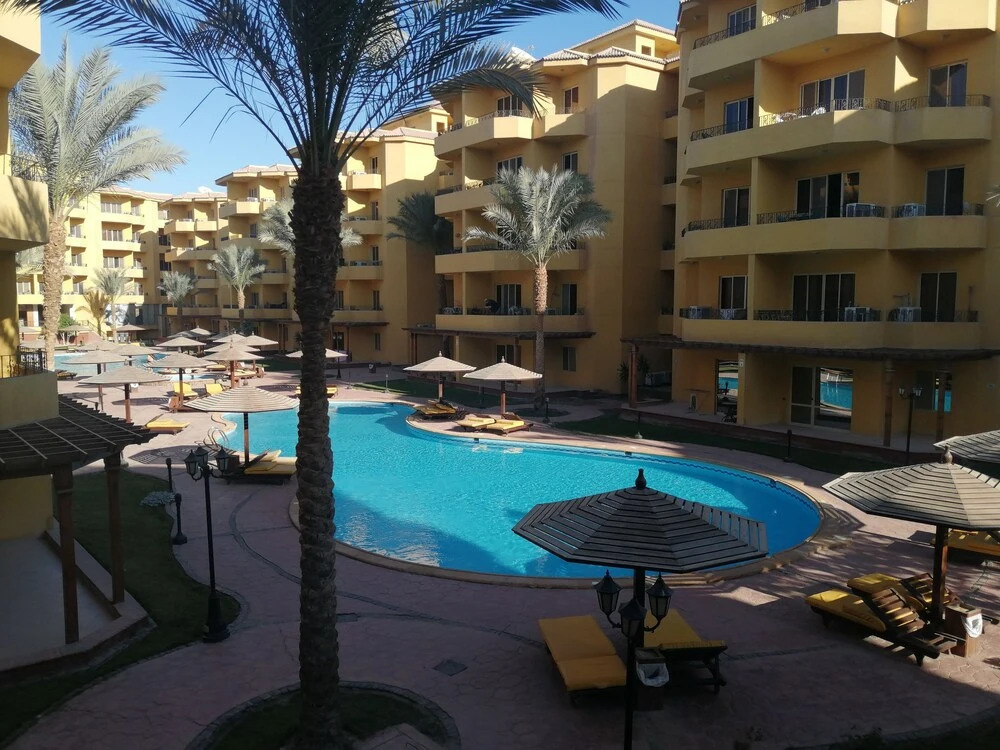 Amazing Pool View 2 BDR at British Resort