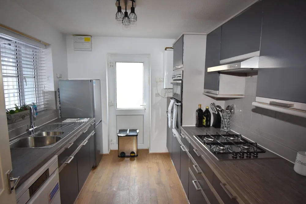 Milton Keynes Close to Station 6 bed Free Parking