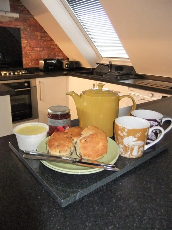 THE HIDEAWAY - LUXURY SELF CATERING COASTAL APARTMENT WITH PRIVATE ENTRANCE - JUST A FEW MINUTES WALK TO THE BEACH with FREE PRIVATE OFF ROAD PARKING