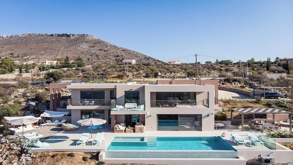 A Sublime Villa in Kokkino Horio