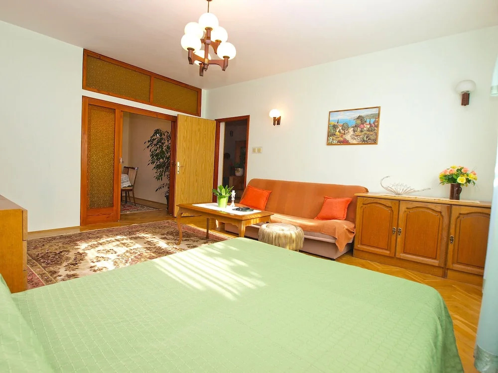 Apartment 933