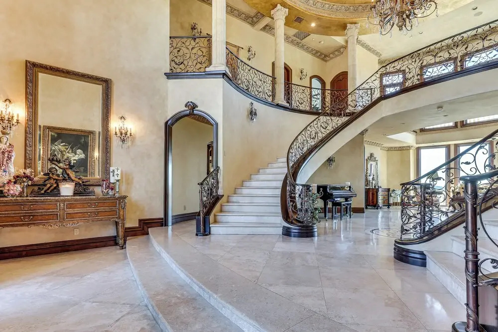 Grand 9,000-sq-ft Estate! Luxurious Socal Getaway