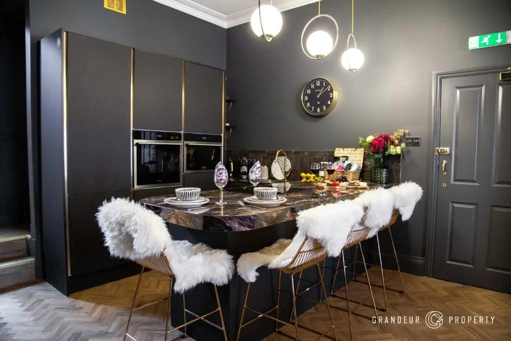 Opulent 2bedroom Apartment, Bournemouth, Parking