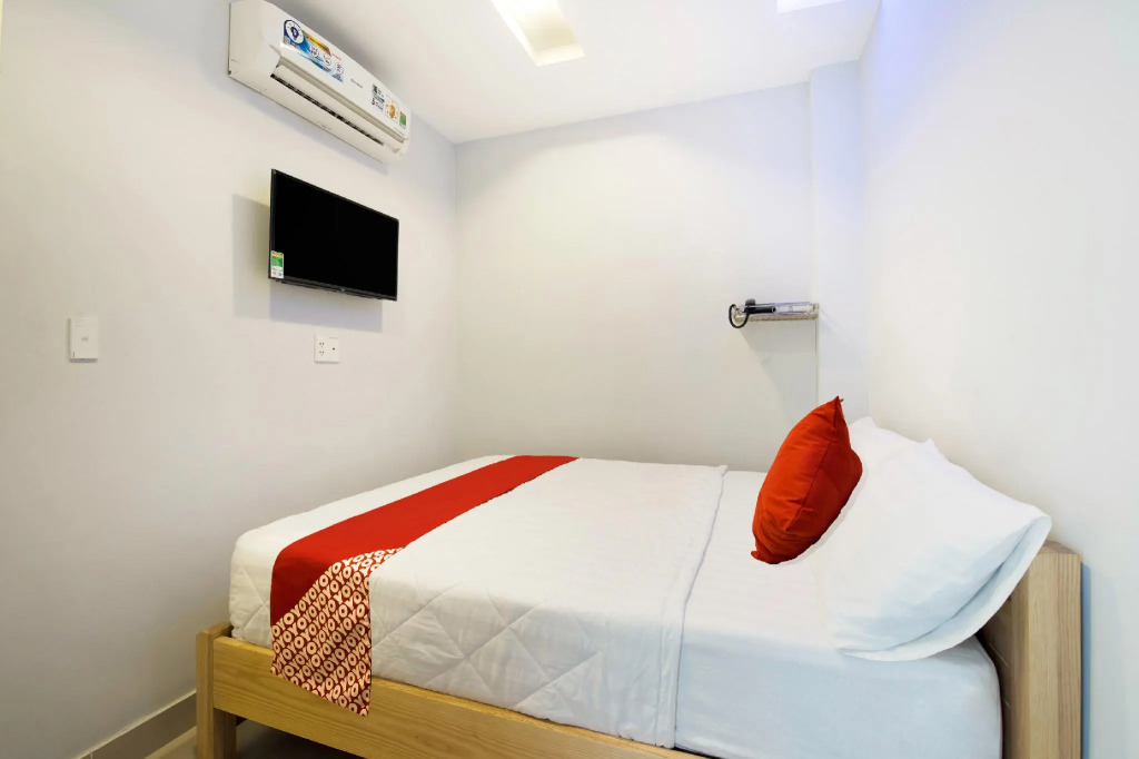 OYO 471 White 1 Hotel