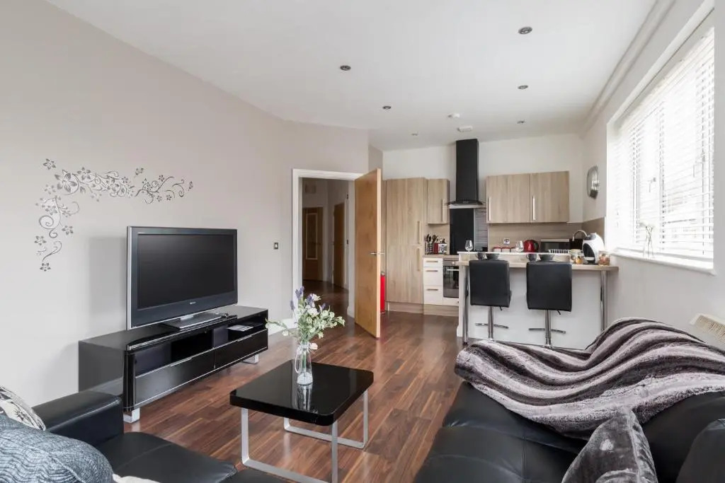 Zen Modern 2 Bedroom Apartment close to city centre ideal for a group of 4-6