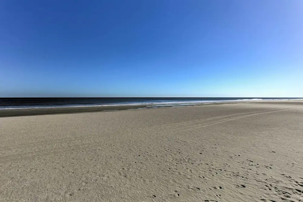Ocean Breezes & 2 Pools: 1 Block to the Sand