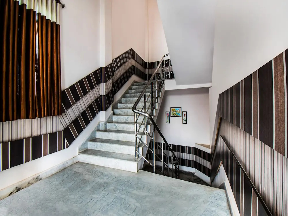 Oyo 28557 Hotel M V International
