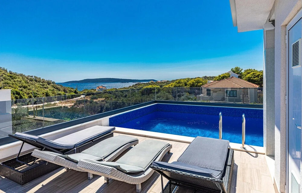 Awesome Home in Okrug Donji With 5 Bedrooms, Wifi and Outdoor Swimming Pool