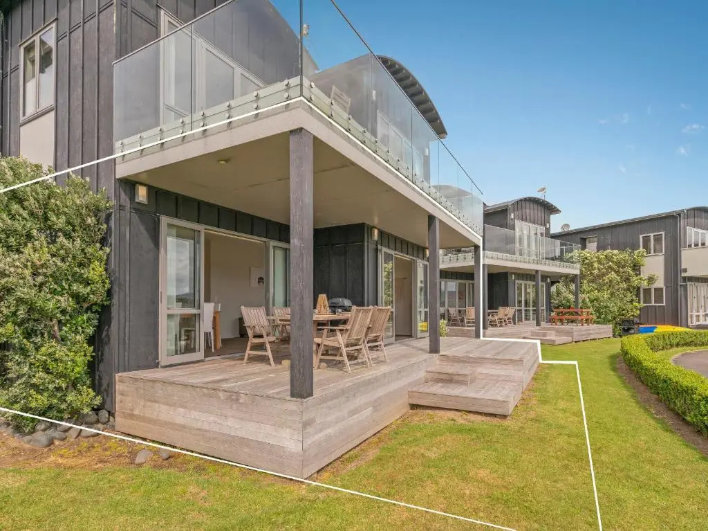Lakeside Villa Retreat - Matarangi Downstairs Unit