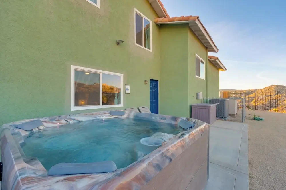 'the Maharaja Retreat' w/ Hot Tub & EV Charger!