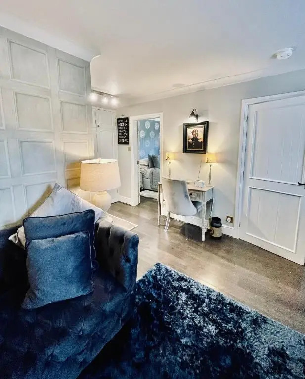 Cotswold Chic Retreats "Jacinabox" 5 Star Chipping Campden-Parking-Garden