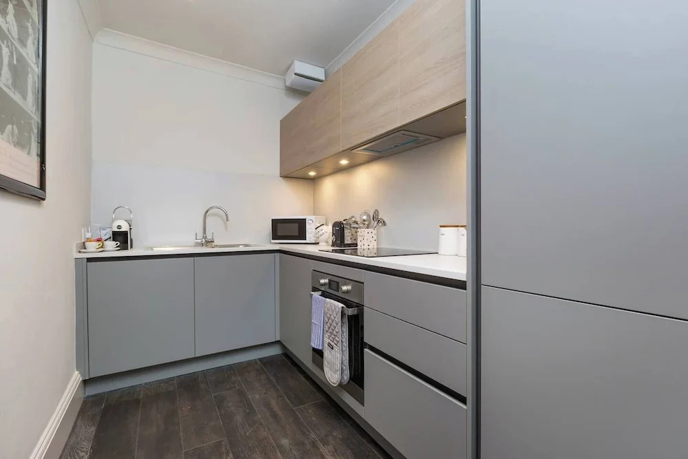 JOIVY Iconic Cockburn Street 4 Bedroom Apartment: Heart of Old Town