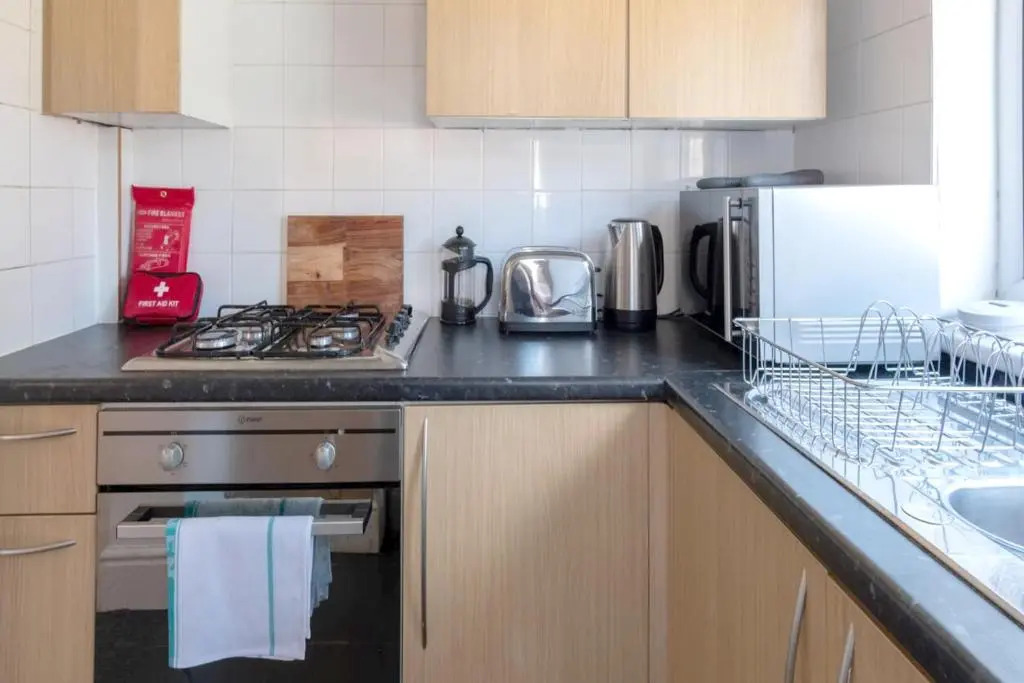 Book Today - 4 Bed House, Sleeps up to 9 - Hartco Serviced Accommodation Birmingham