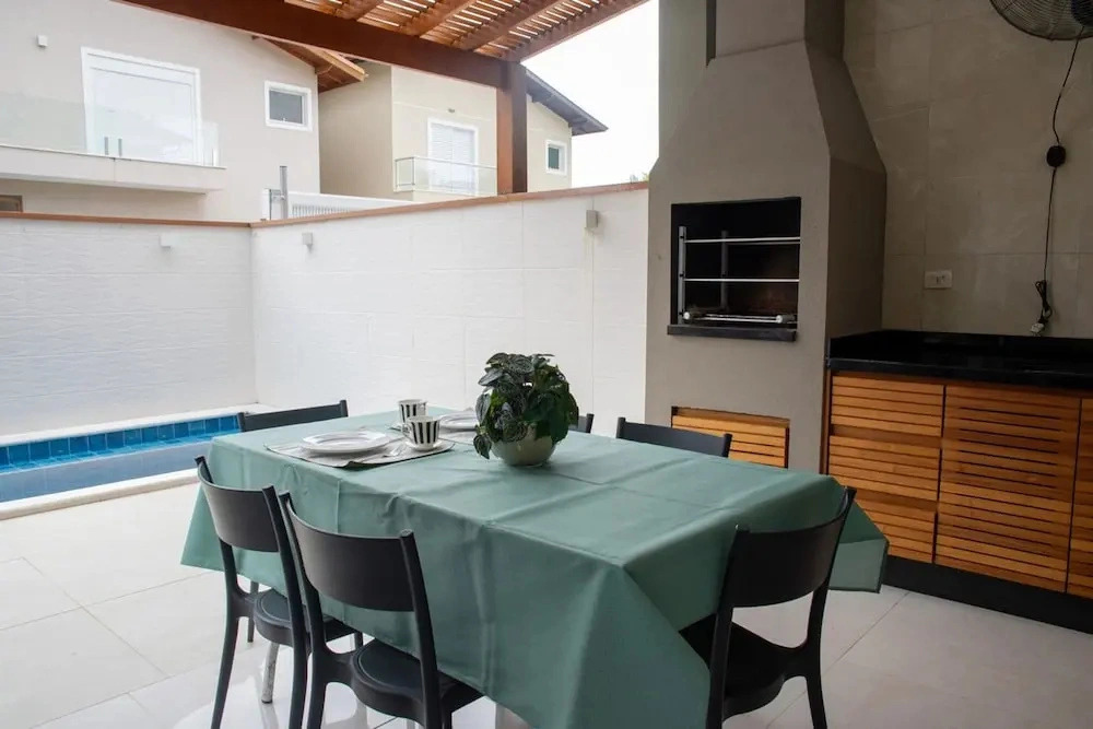 Casa com rea Gourmet a 350m da Praia de Maresias