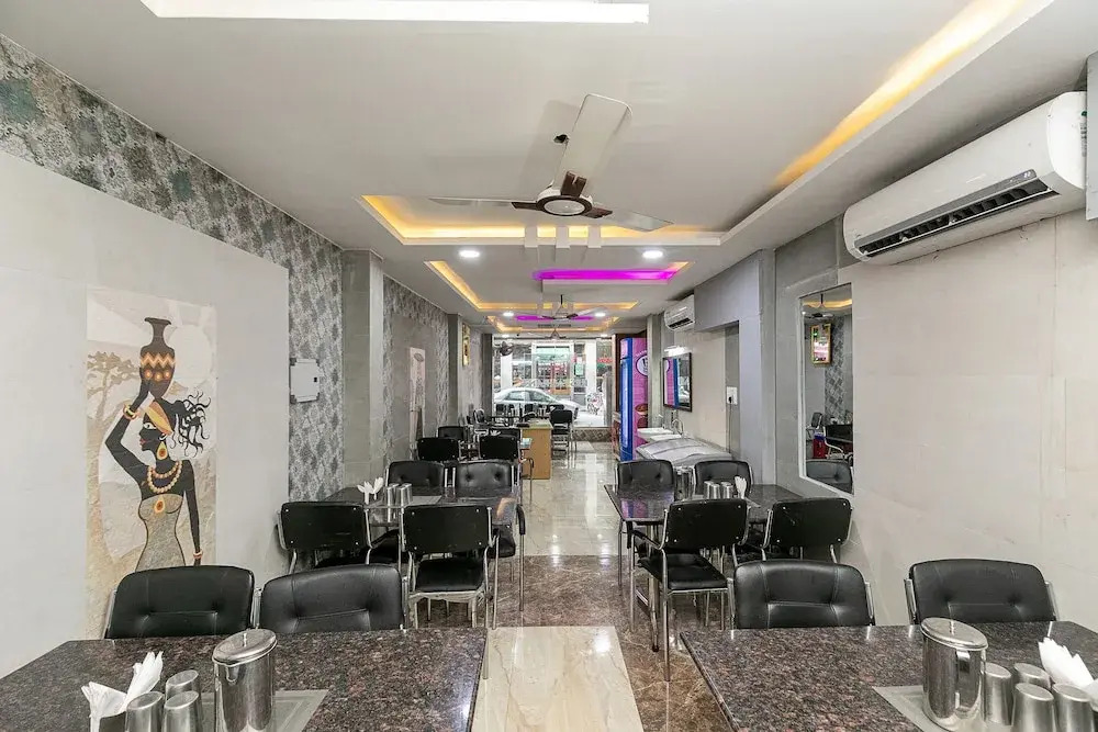 Golden Inn by OYO Rooms