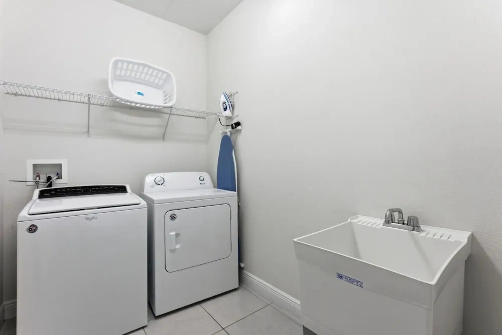 Comfort 6BR Getaway, Private Pool, Great Location