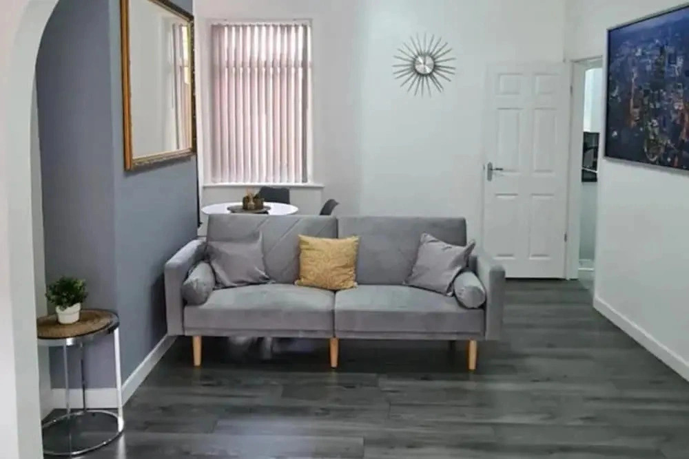 Salford - House - Sleeps 4 - Parking