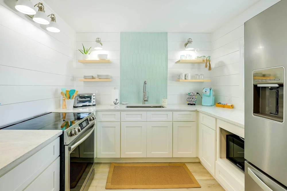 Tropical Cottage < 2 Mi to Hobe Sound Beach!