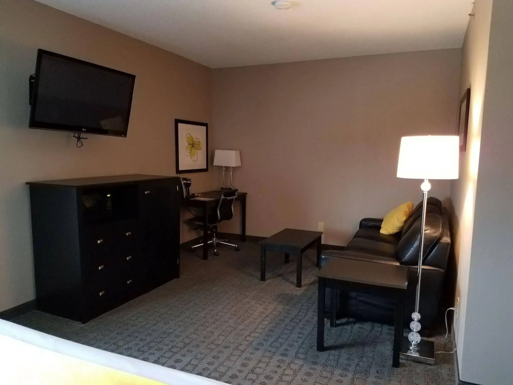 Okoboji Inn & Suites