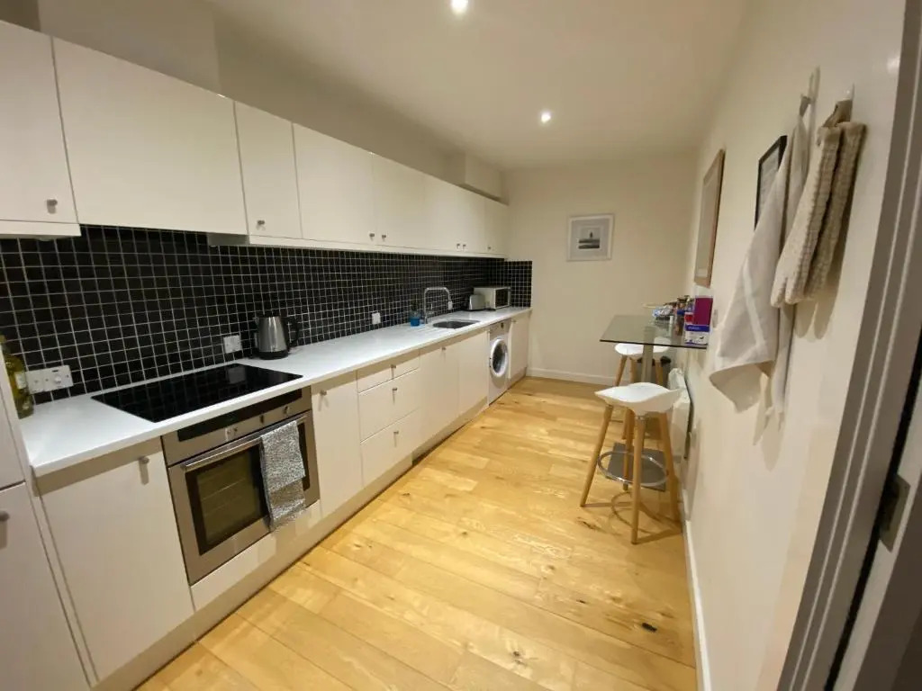Central, modern and peaceful, lovely Cathedral views, two-bed apartment with 40" smart TV & free onsite parking
