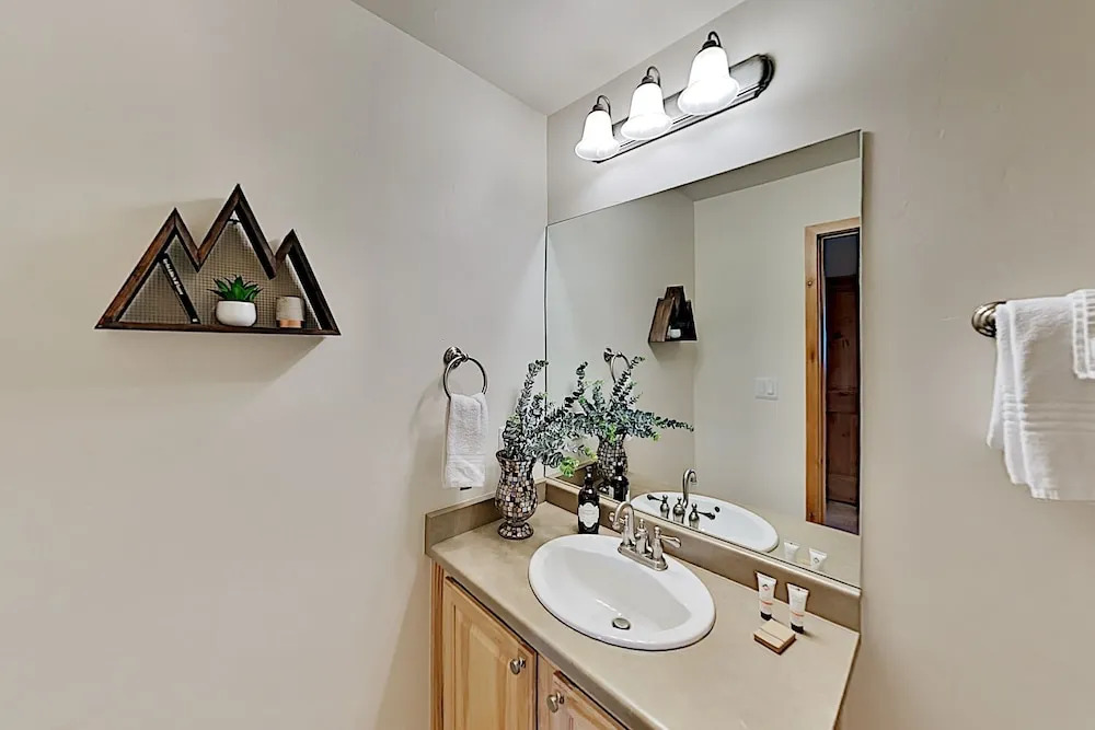 All-suite Main Street : Pool, Hot Tub & Gym 2 Bedroom Condo