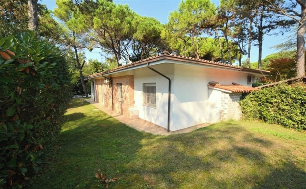 Lovely Villa Surrounded by Greenery in Lignano Riviera