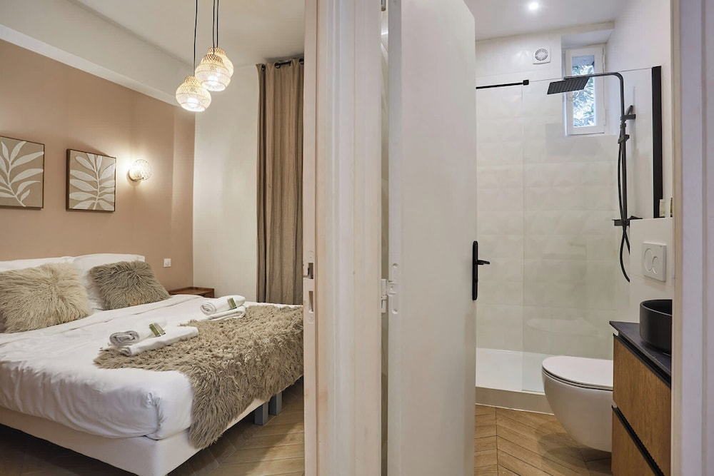 Sublime Flat Paris Bois de Vincennes by Studio Prestige