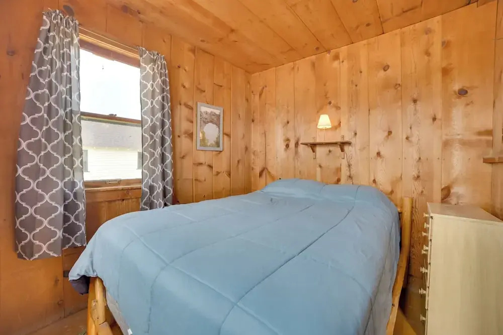 Free Boat Rentals! Beachside Les Cheneaux Cabin