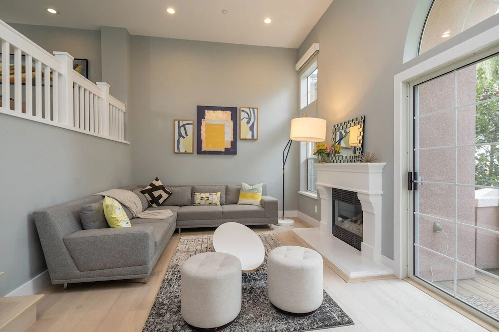 Posh Waterfront - 3 Br Condo