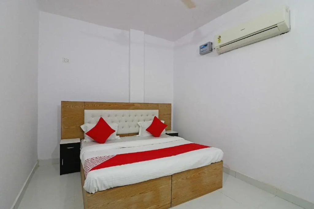 Red Carmine by OYO Rooms