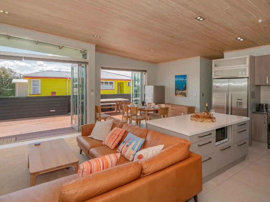 Castaway Bach - Whangamata Holiday Home