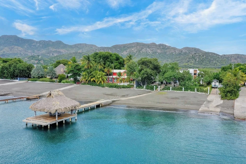 Bayshore 76 Beachfront Villa Palmar de ocoa