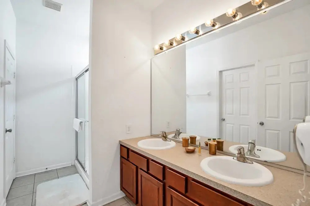 Vibrant Home With Spacious Pool Home and Free Waterpark! #5wh723