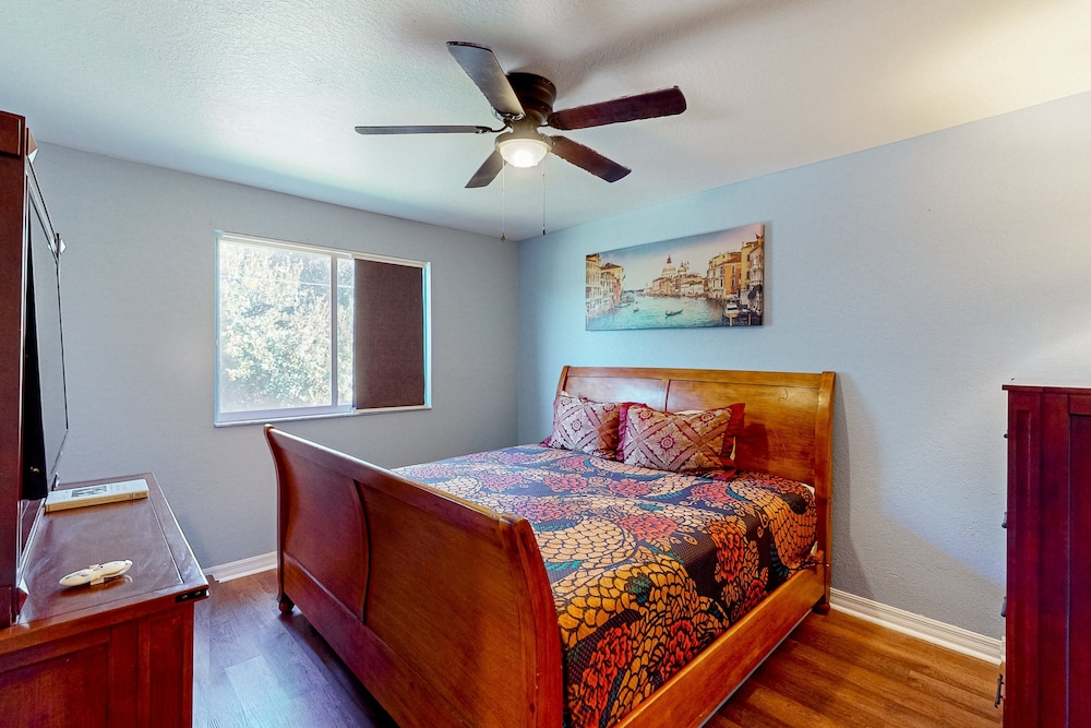 Comfortable Townhome Near Disney With Athletic Courts & Pool Access, Patio, & AC