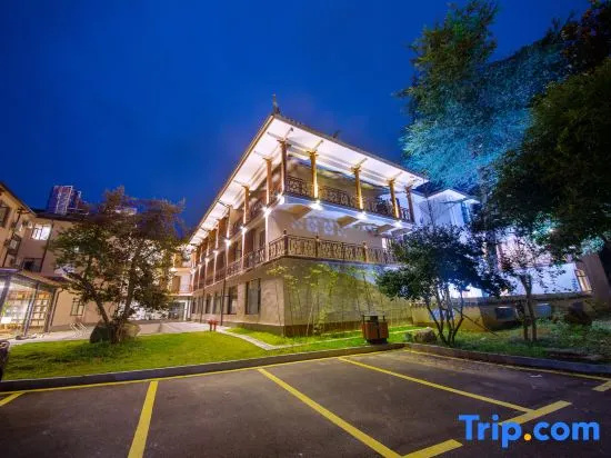 Zhangjiajie Tianchong Yunhai Courtyard Hotel-At the East gate of Zhangjiajie National Forest Park English Butler, Free Luggage Storage, Tour Plan -reserve tickets for various scenic spots-Self-Service Laundry